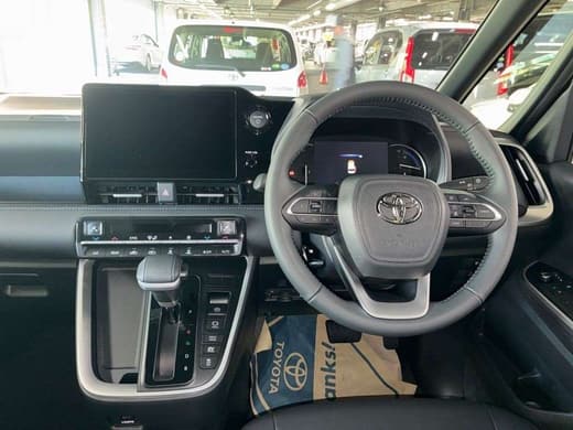 TOYOTA VOXY image 3