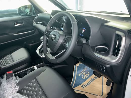 TOYOTA VOXY image 4